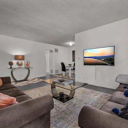 Prime Location 1 Bedroom And Bathroom Retreat In Beverly Hills